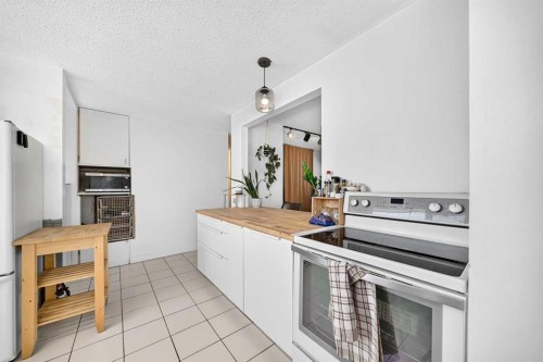 6108 Lloyd Crescent Sw, Calgary, AB - Indoor Photo Showing Kitchen