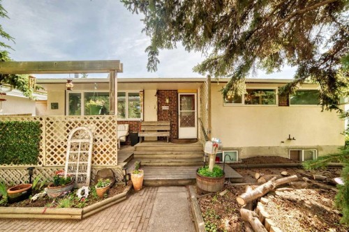 6108 Lloyd Crescent Sw, Calgary, AB - Outdoor