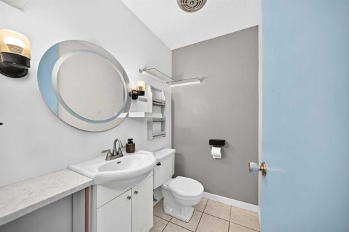 6108 Lloyd Crescent Sw, Calgary, AB - Indoor Photo Showing Bathroom