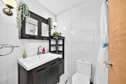 6108 Lloyd Crescent Sw, Calgary, AB - Indoor Photo Showing Bathroom
