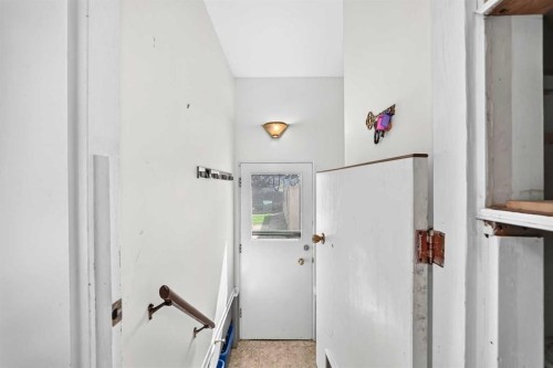6108 Lloyd Crescent Sw, Calgary, AB - Indoor Photo Showing Other Room