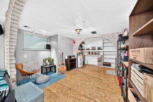 6108 Lloyd Crescent Sw, Calgary, AB - Indoor
