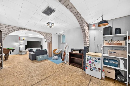 6108 Lloyd Crescent Sw, Calgary, AB - Indoor Photo Showing Other Room