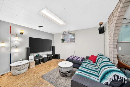 6108 Lloyd Crescent Sw, Calgary, AB - Indoor