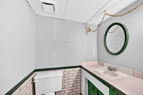 6108 Lloyd Crescent Sw, Calgary, AB - Indoor Photo Showing Bathroom
