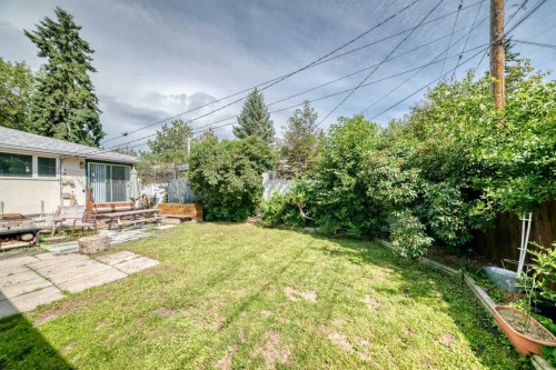 6108 Lloyd Crescent Sw, Calgary, AB - Outdoor