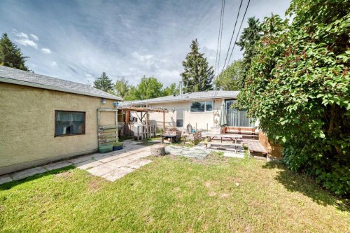 6108 Lloyd Crescent Sw, Calgary, AB - Outdoor