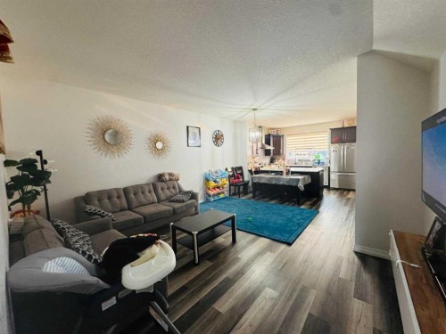 55 Corner Meadows Villas Ne, Calgary, AB - Indoor Photo Showing Living Room