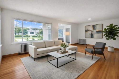 326 27 Avenue Ne, Calgary, AB - Indoor Photo Showing Living Room