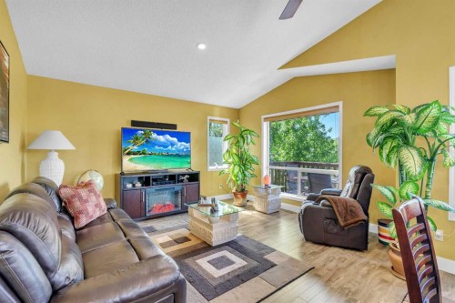 46 Somerside Manor Sw, Calgary, AB - Indoor Photo Showing Living Room