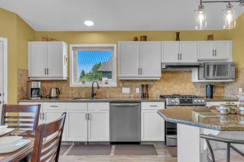 46 Somerside Manor Sw, Calgary, AB - Indoor Photo Showing Kitchen With Upgraded Kitchen