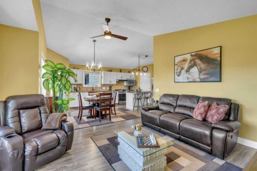 46 Somerside Manor Sw, Calgary, AB - Indoor Photo Showing Living Room
