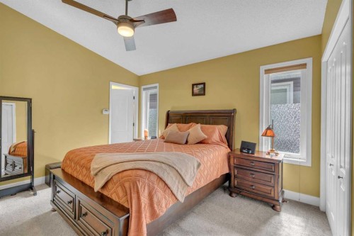 46 Somerside Manor Sw, Calgary, AB - Indoor Photo Showing Bedroom