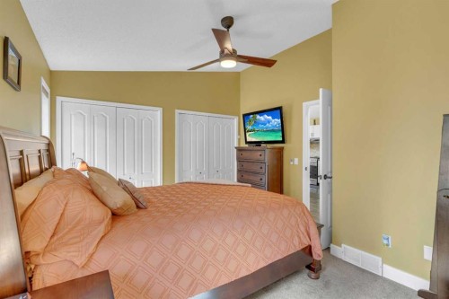 46 Somerside Manor Sw, Calgary, AB - Indoor Photo Showing Bedroom