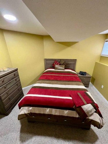 46 Somerside Manor Sw, Calgary, AB - Indoor Photo Showing Bedroom