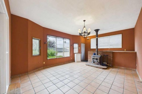 28 Franklin Drive Se, Calgary, AB - Indoor Photo Showing Other Room