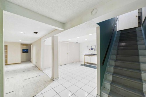 28 Franklin Drive Se, Calgary, AB - Indoor Photo Showing Other Room
