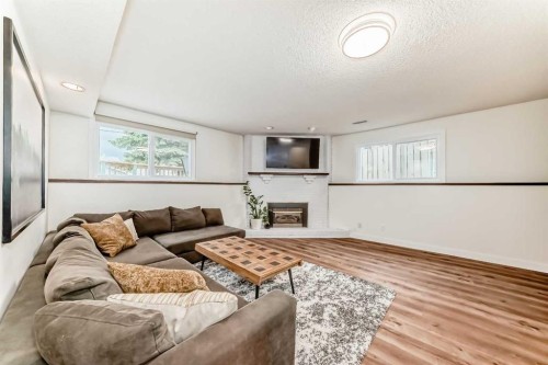 584 Woodhill Place Sw, Calgary, AB 