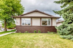 584 Woodhill Place SW Calgary, AB T2W 3L5