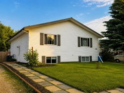 2119 23 Ave Close Bowden, AB T0M 0K0