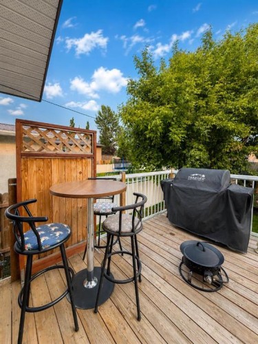 2119 23 Ave Close, Bowden, AB 
