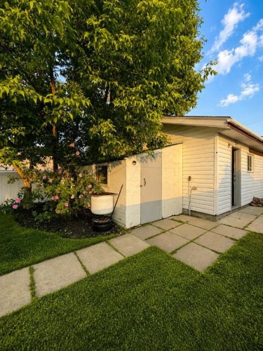 2119 23 Ave Close, Bowden, AB 