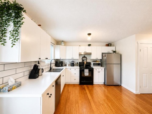 2119 23 Ave Close, Bowden, AB 
