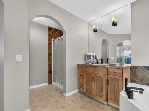 124 Valley Creek Crescent Nw, Calgary, AB 