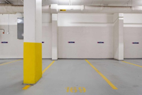 1702-108 9 Avenue Sw, Calgary, AB - Indoor Photo Showing Garage