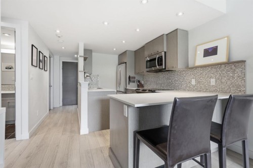 403-916 Memorial Drive Nw, Calgary, AB - Indoor Photo Showing Kitchen With Upgraded Kitchen