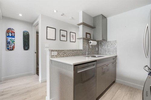 403-916 Memorial Drive Nw, Calgary, AB - Indoor Photo Showing Kitchen
