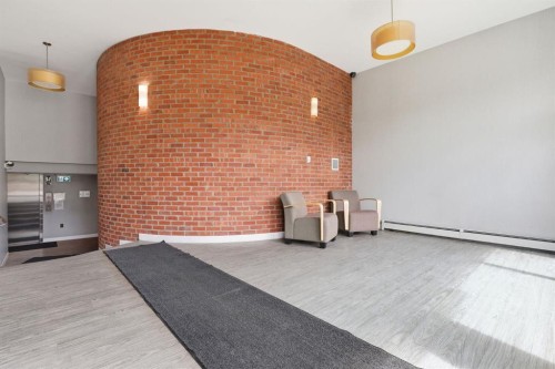 403-916 Memorial Drive Nw, Calgary, AB - Indoor Photo Showing Other Room