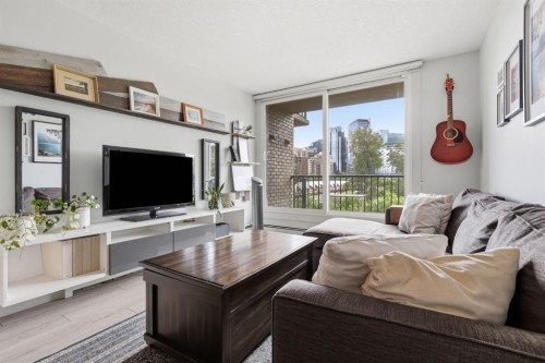 403-916 Memorial Drive Nw, Calgary, AB - Indoor Photo Showing Living Room