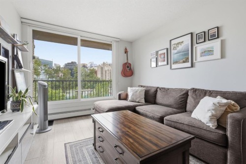 403-916 Memorial Drive Nw, Calgary, AB - Indoor Photo Showing Living Room