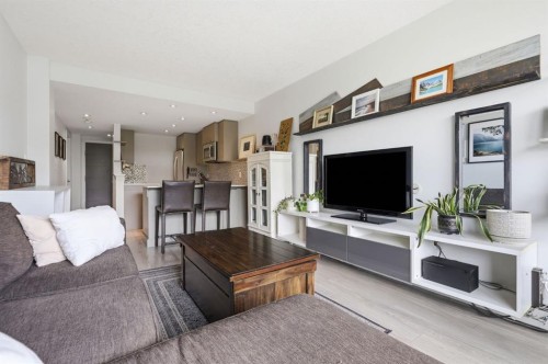 403-916 Memorial Drive Nw, Calgary, AB - Indoor Photo Showing Living Room