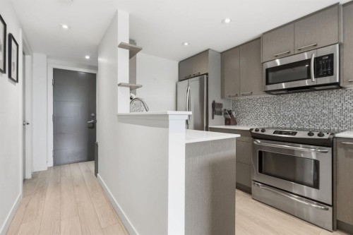 403-916 Memorial Drive Nw, Calgary, AB - Indoor Photo Showing Kitchen With Upgraded Kitchen