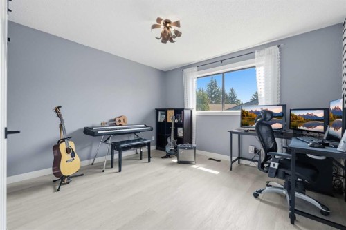 55 Sunbank Road Se, Calgary, AB - Indoor Photo Showing Other Room