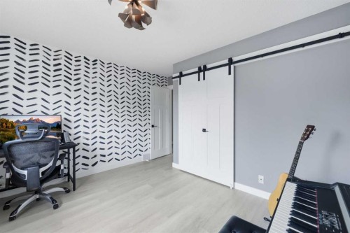 55 Sunbank Road Se, Calgary, AB - Indoor Photo Showing Bedroom