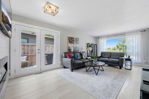 55 Sunbank Road Se, Calgary, AB - Indoor Photo Showing Living Room