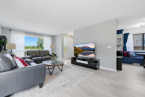55 Sunbank Road Se, Calgary, AB - Indoor Photo Showing Living Room
