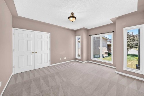 311 Royal Crest Bay Nw, Calgary, AB - Indoor Photo Showing Other Room