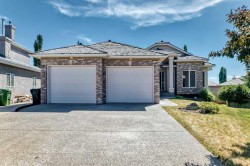 311 Royal Crest Bay NW Calgary, AB T3G 4M3