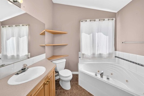 311 Royal Crest Bay Nw, Calgary, AB - Indoor Photo Showing Bathroom