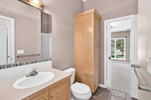 311 Royal Crest Bay Nw, Calgary, AB - Indoor Photo Showing Bathroom