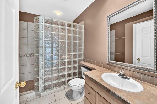 311 Royal Crest Bay Nw, Calgary, AB - Indoor Photo Showing Bathroom