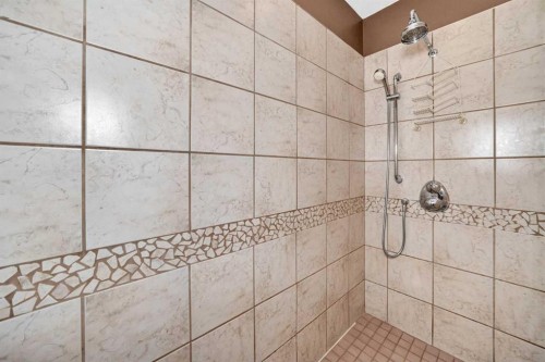 311 Royal Crest Bay Nw, Calgary, AB - Indoor Photo Showing Bathroom