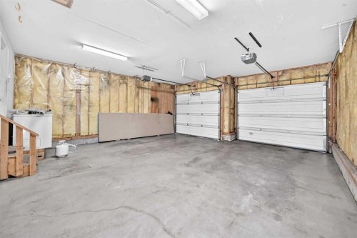 311 Royal Crest Bay Nw, Calgary, AB - Indoor Photo Showing Garage