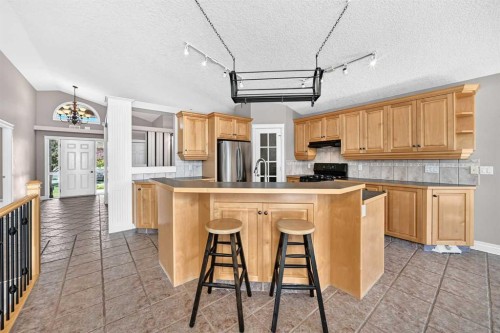 311 Royal Crest Bay Nw, Calgary, AB - Indoor Photo Showing Kitchen