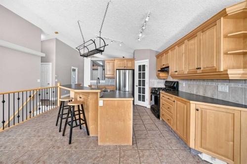 311 Royal Crest Bay Nw, Calgary, AB - Indoor Photo Showing Kitchen