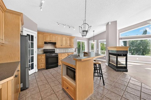 311 Royal Crest Bay Nw, Calgary, AB - Indoor Photo Showing Kitchen With Double Sink